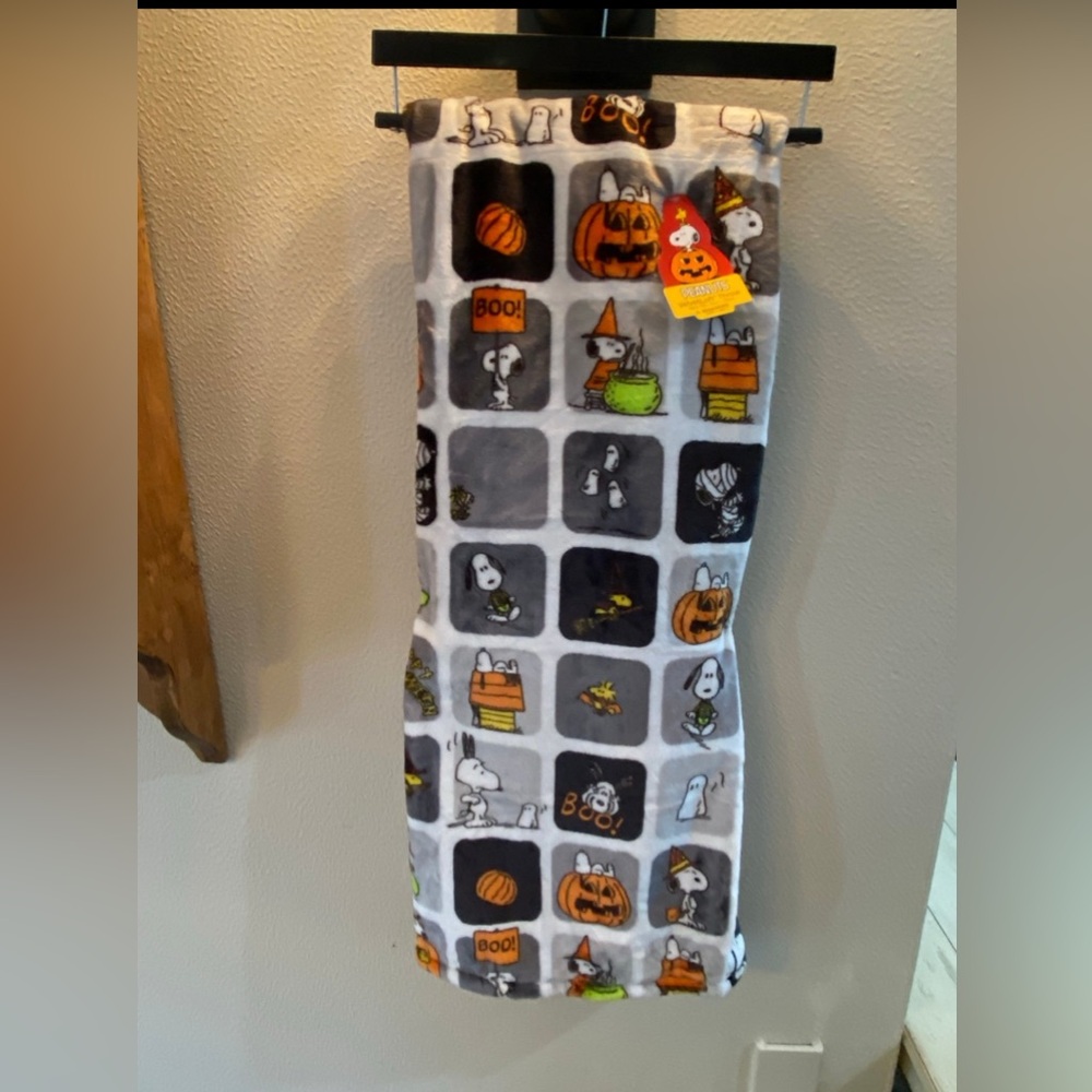 Peanuts by Berkshire Blanket Velvetloft throw 50”x70 - Halloween Windowpane NEW